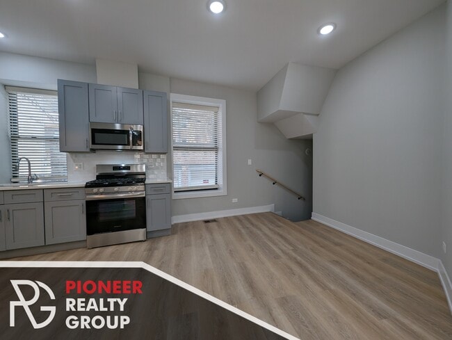 Building Photo - 440 W Belden Ave