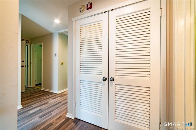 Building Photo - 140 Woodvale Dr