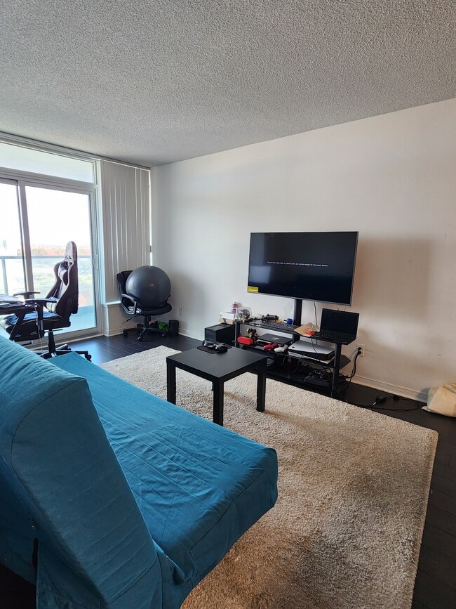 Building Photo - 4900 Glen Erin Dr