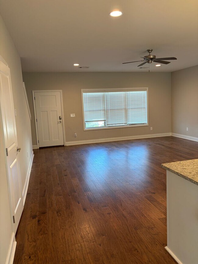 Foto del edificio - 2 Story Townhome in Hartbrook, Very Close to HWY280