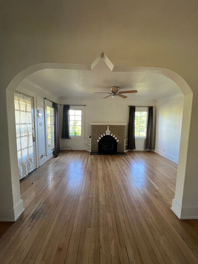 Foto del edificio - 2 Bedroom 1 Bathroom Home - Located Near D...