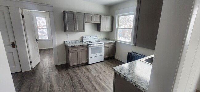 Building Photo - 619 Tracy St