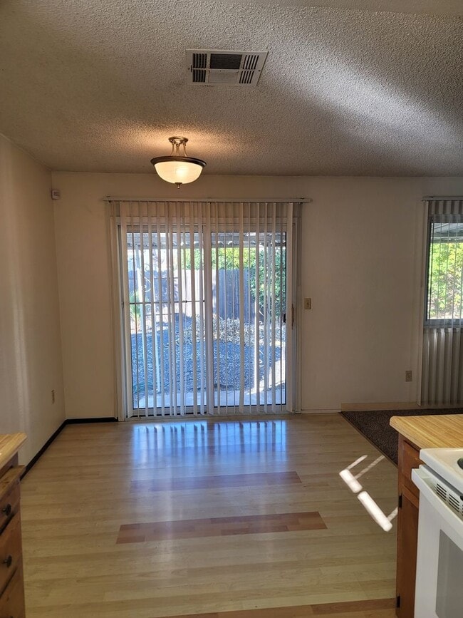 Building Photo - Move in Special see AD