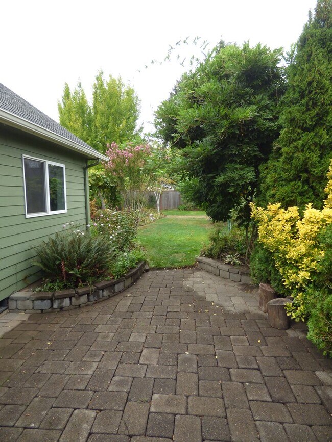 Building Photo - 3 bed 2 bath in Northeast Salem