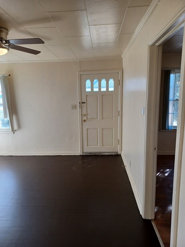 Building Photo - 307 W Grove St
