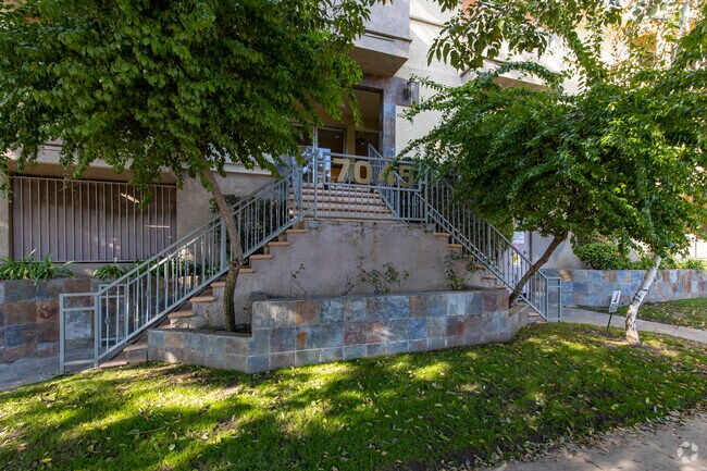 7045 Woodley Ave - Montecito Gardens