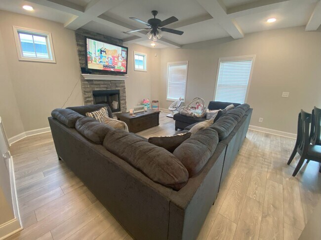 Building Photo - 3 bedroom 2 1/2 Bath Home For Rent!