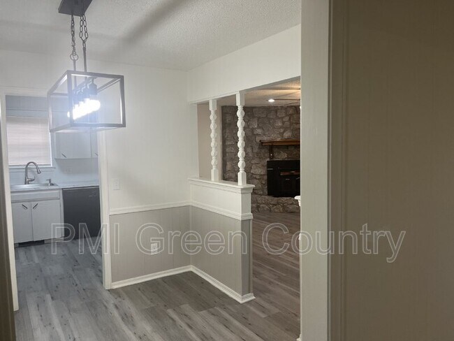 Foto del edificio - 504 W Twin Oaks St