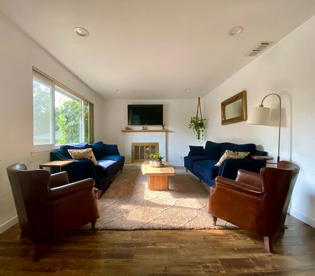 Living room - 4209 Robertson Ave