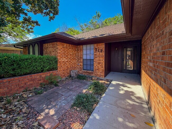 Foto del edificio - 3 Bedroom, 2 Bath Home in Burleson - Great Location!
