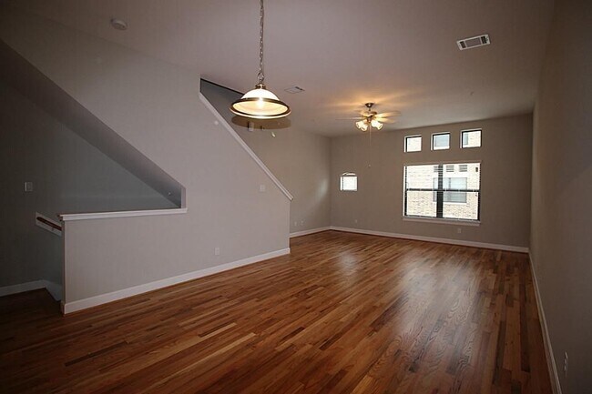 Foto del edificio - 2710 Hullsmith Dr