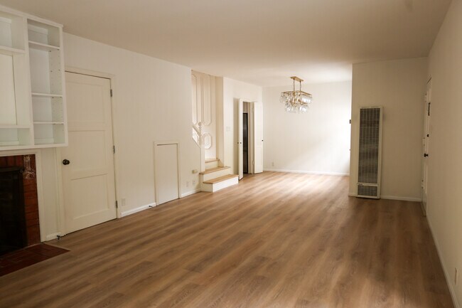 Foto del edificio - 1322 N Beverly Glen Blvd