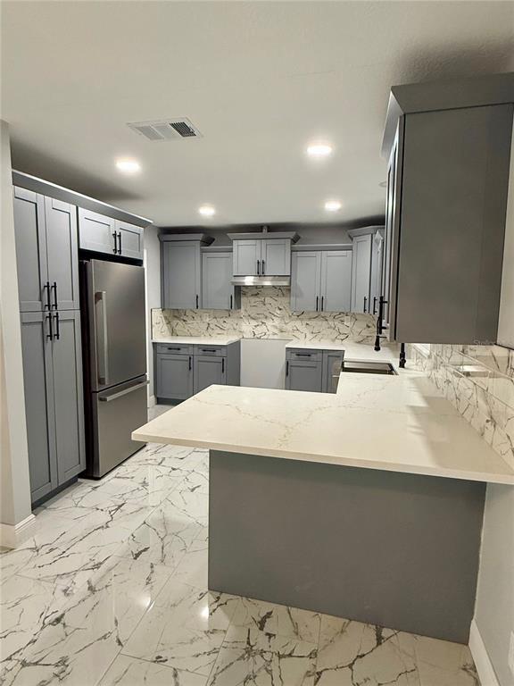 Foto del edificio - 7102 Carmel Ave