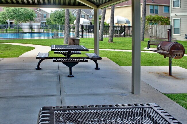 Foto del edificio - 16016 Summerville Lake Dr