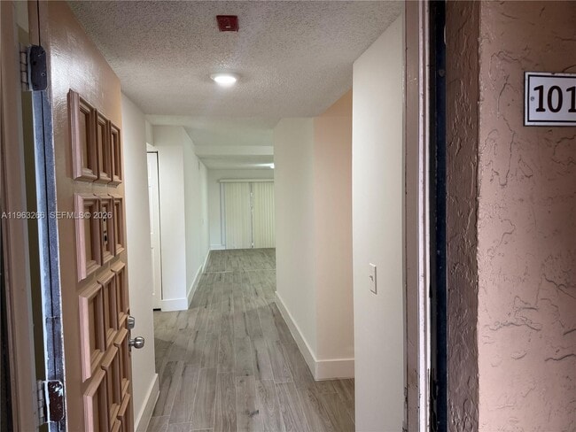 Foto del edificio - 2700 Coral Springs Dr