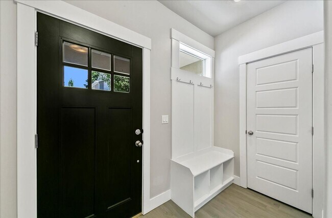 Building Photo - Eagle Townhome with Upscale Finishes!