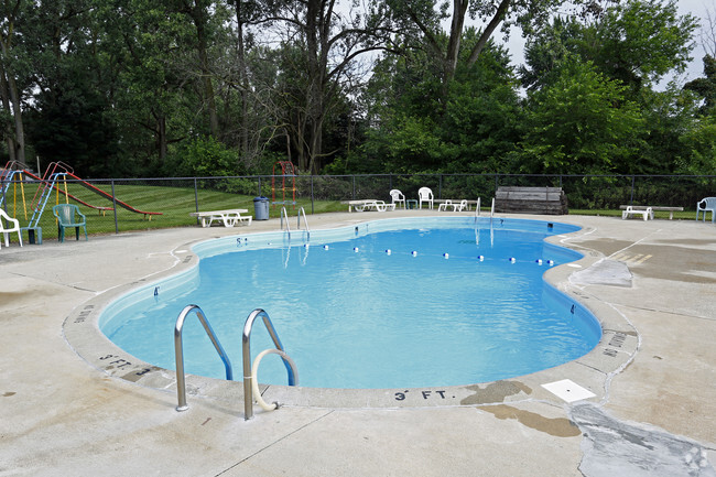 Swimming Pool - Port O'Call Apartments