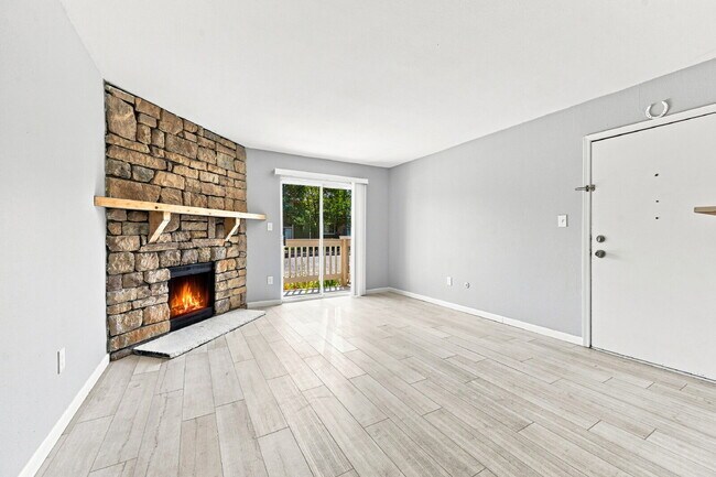 Building Photo - $1,540.95- 2 Bed, 2 Bath Updated Condo in Denver with In Unit Laundry and Community Amenities!