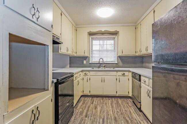 Building Photo - 924 Green Forest Dr