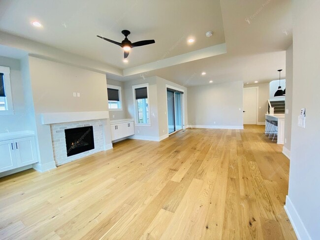 Building Photo - Craftsman Charm Meets Modern Luxury in Summit West
