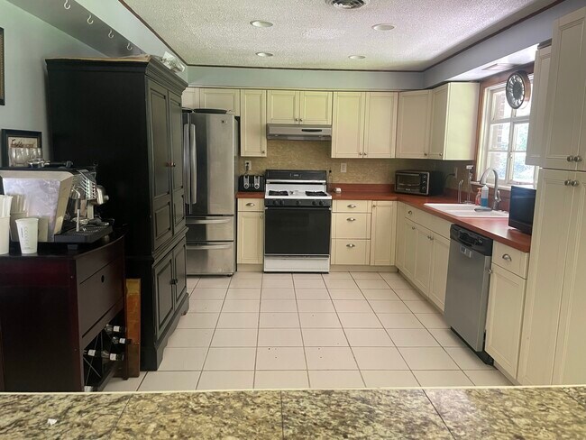 Building Photo - 5 Drauch Ln
