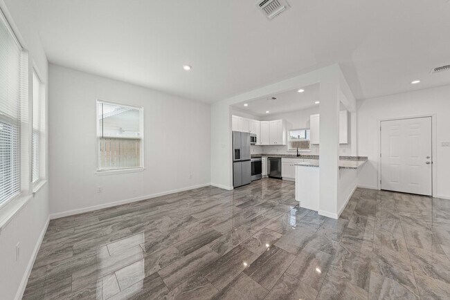 Foto del edificio - Modern 3-Bed Townhome with Washer/Dryer, 2.5 Baths, and Stylish Finishes in San Antonio