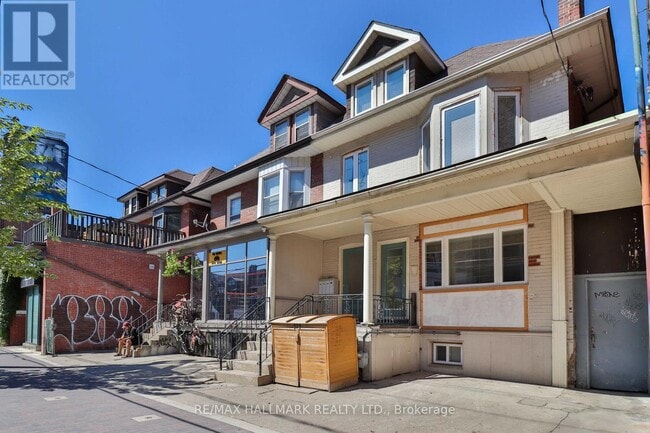 Building Photo - 880 College St