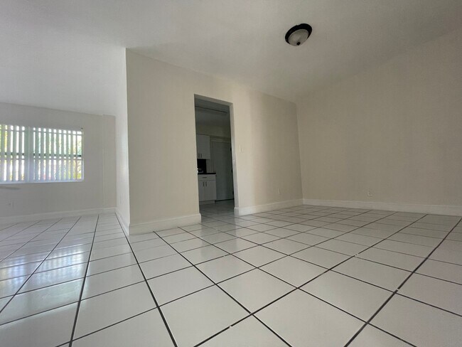 Building Photo - Big and Beautiful 2b2b Apartment For Rent Now