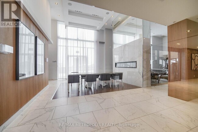 Photo du bâtiment - 255 Village Green Square