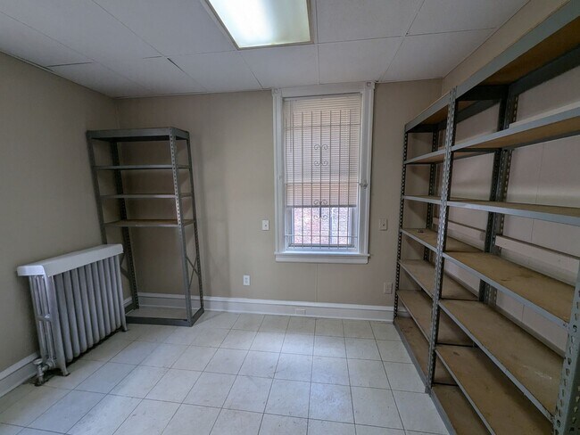 Building Photo - Renovated Top Floor Unit - Port Richmond