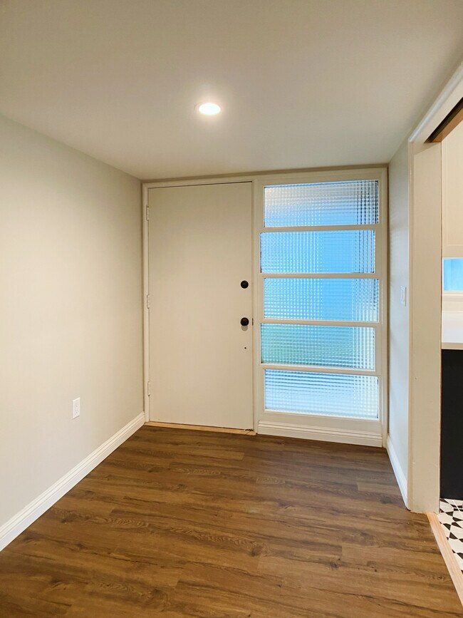 Foyer - 1950 Mill Rd