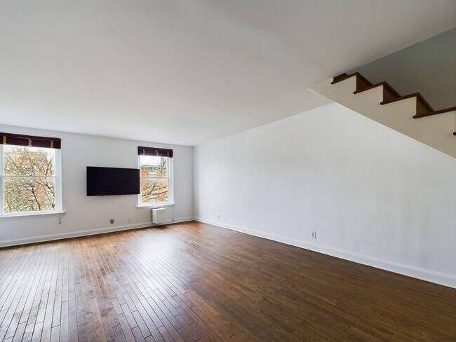 Building Photo - Bi-Level Two Bedroom Apartment in Fairmount!