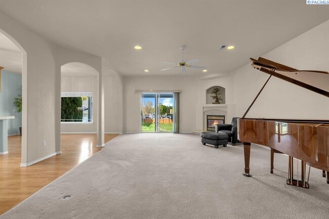 Building Photo - 2,400sf Low Maintenance, Best S Richland L...