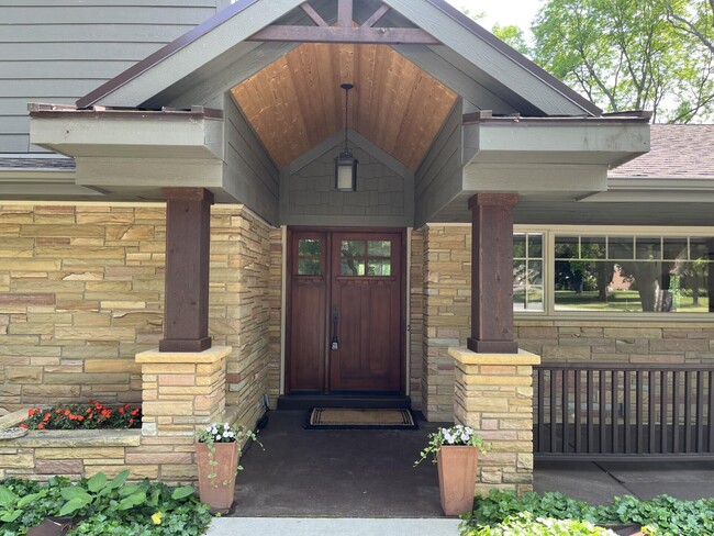 Building Photo - 701 Riverview Dr