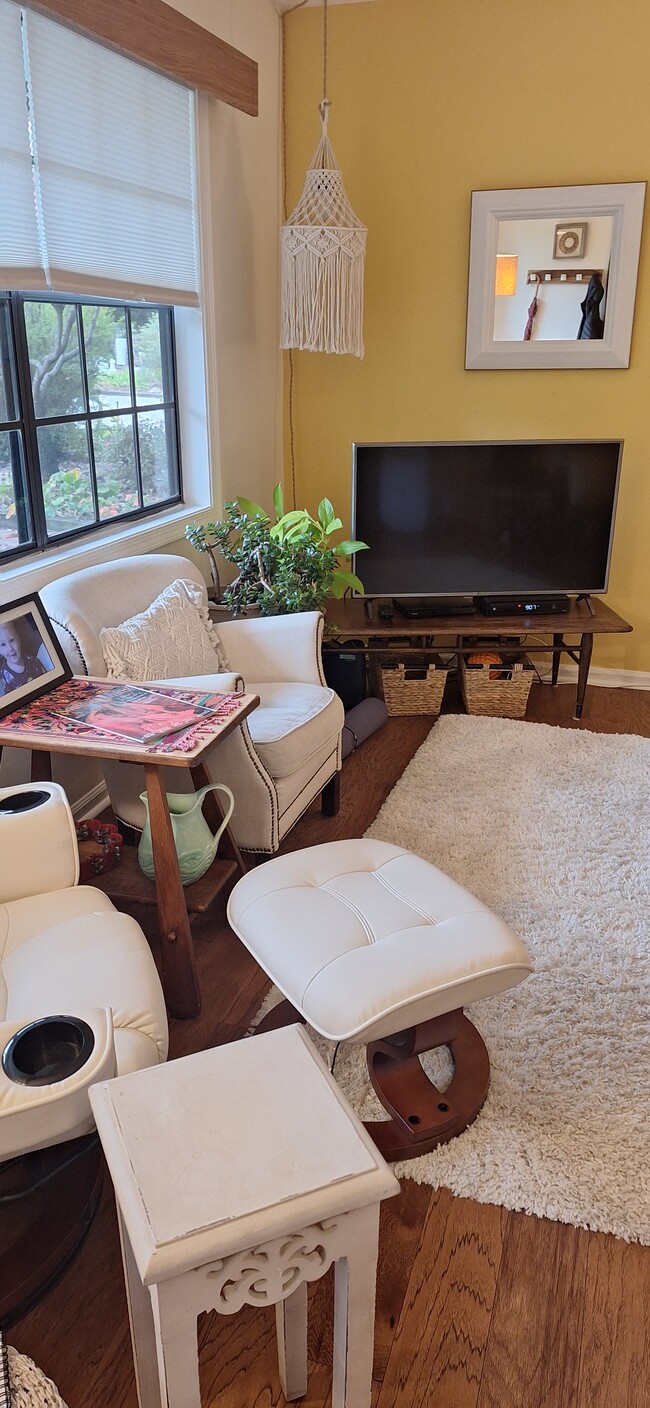 Building Photo - 807 W Trinity Ave