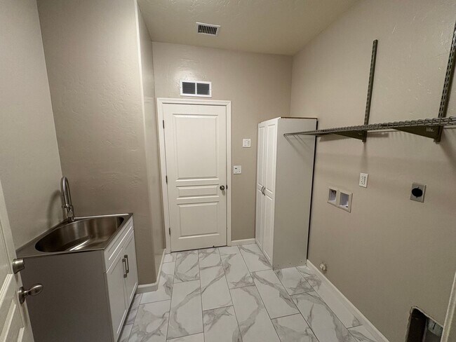 Foto del edificio - Immaculate 4 bedroom Hanford home Availabl...
