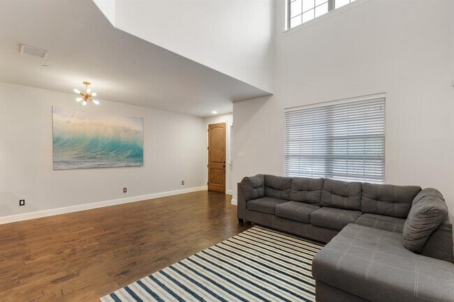 Foto del edificio - 4646 Rhett Ln