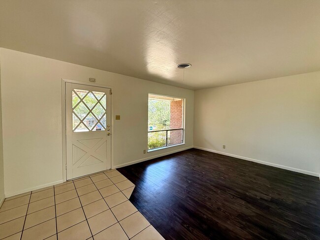 Building Photo - Walk to St. Edwards University!-2711 Littl...