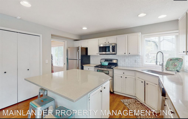 Foto del edificio - 4 br, 2.5 bath House - 5080 SW GREENWOOD CIR.