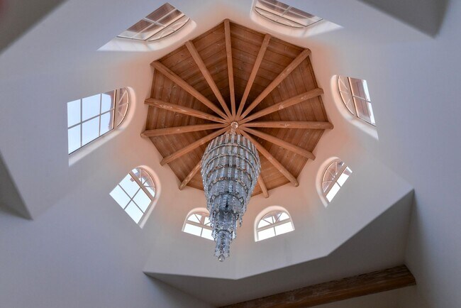 Foto del edificio - Huge 4-bedroom house with three Panoramic ...