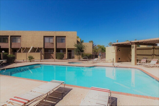 Building Photo - $200 off first month rent! 3 BEDROOM, 2.5 BATH TOWNHOME IN THE HEART OF TEMPE! --