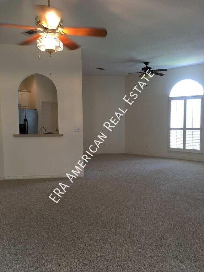 Building Photo - Walking distance to Harborwalk Village!
