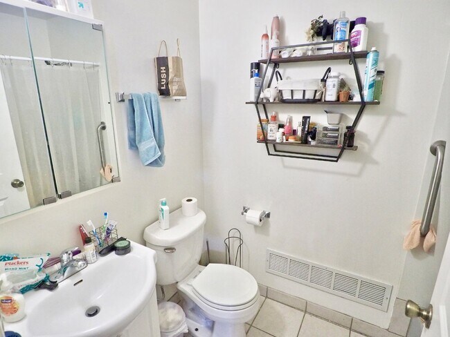 Building Photo - Clean and open 1 bedroom condo ready on Ju...