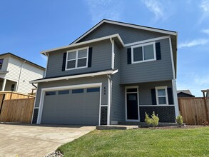 Building Photo - 634 NW Crater Lk Dr