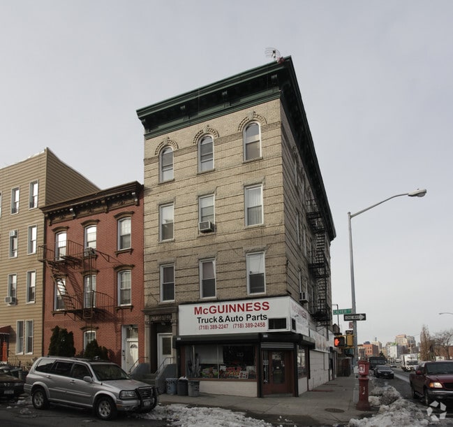 Building Photo - 233 Calyer St