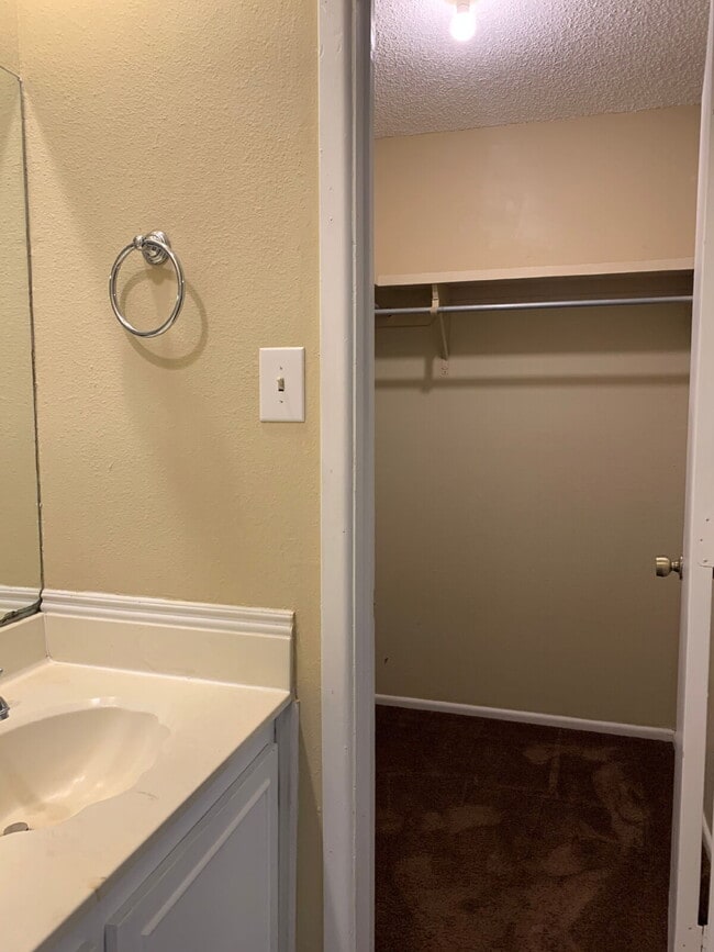 Building Photo - Cute duplex in NW Lubbock
