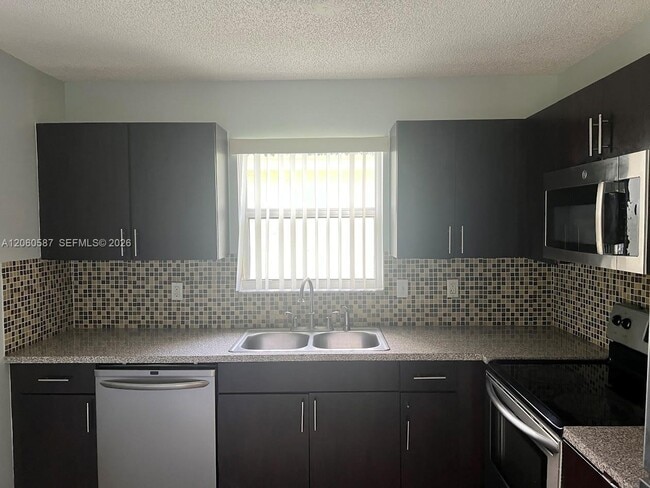 Foto del edificio - 738 SW 9th St