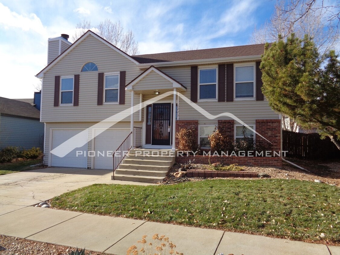 Split-level Home With Fenced Backyard and 2 Large Decks! - Split-level Home With Fenced Backyard and 2 Large Decks!