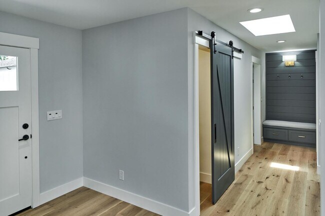 Building Photo - 1524 Santa Inez Dr