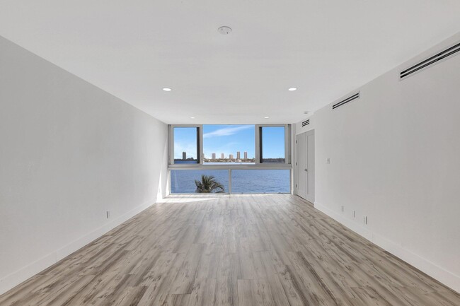 Building Photo - 301 Lake Shore Dr